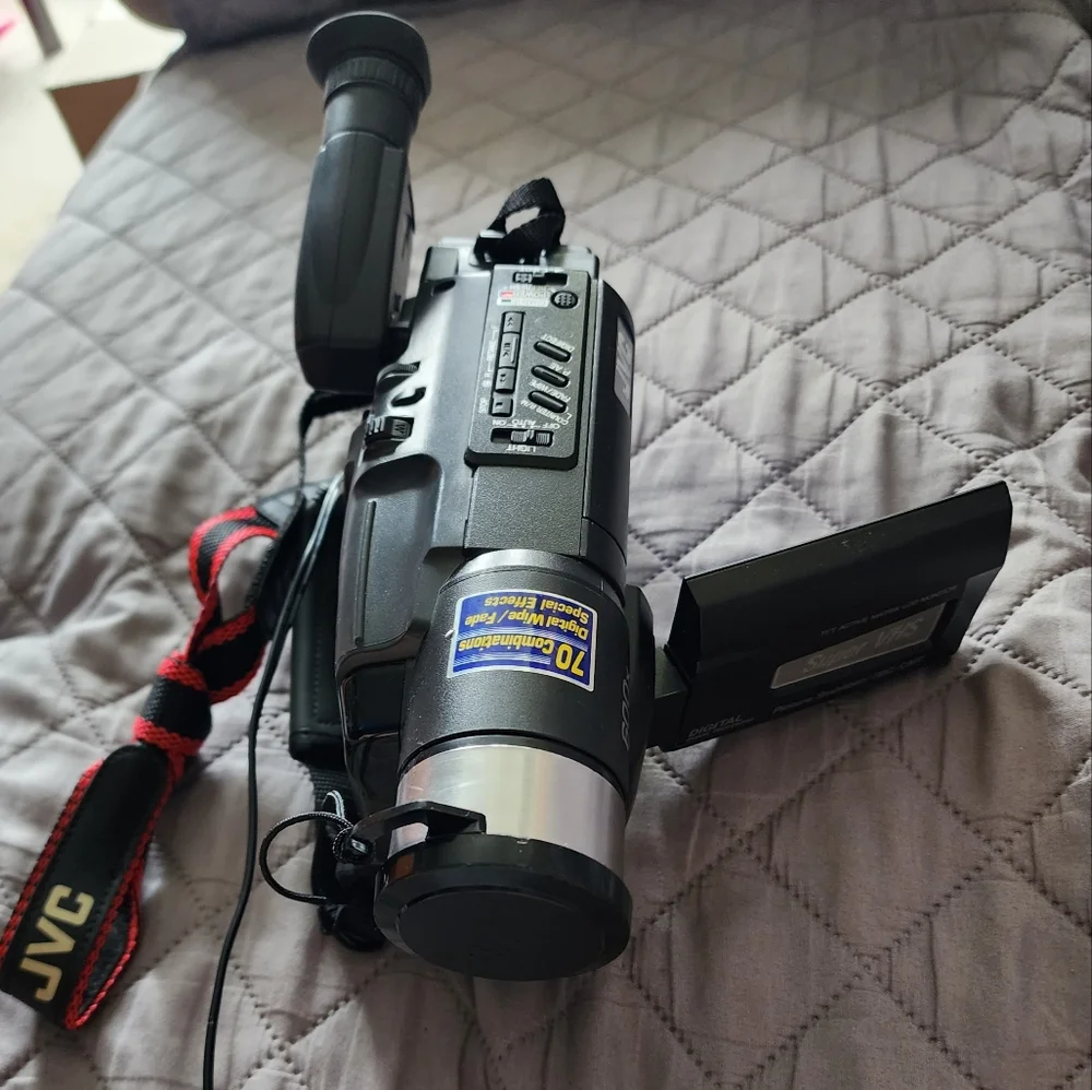 JVC Compact Camcorder Model: GR-SXM240U